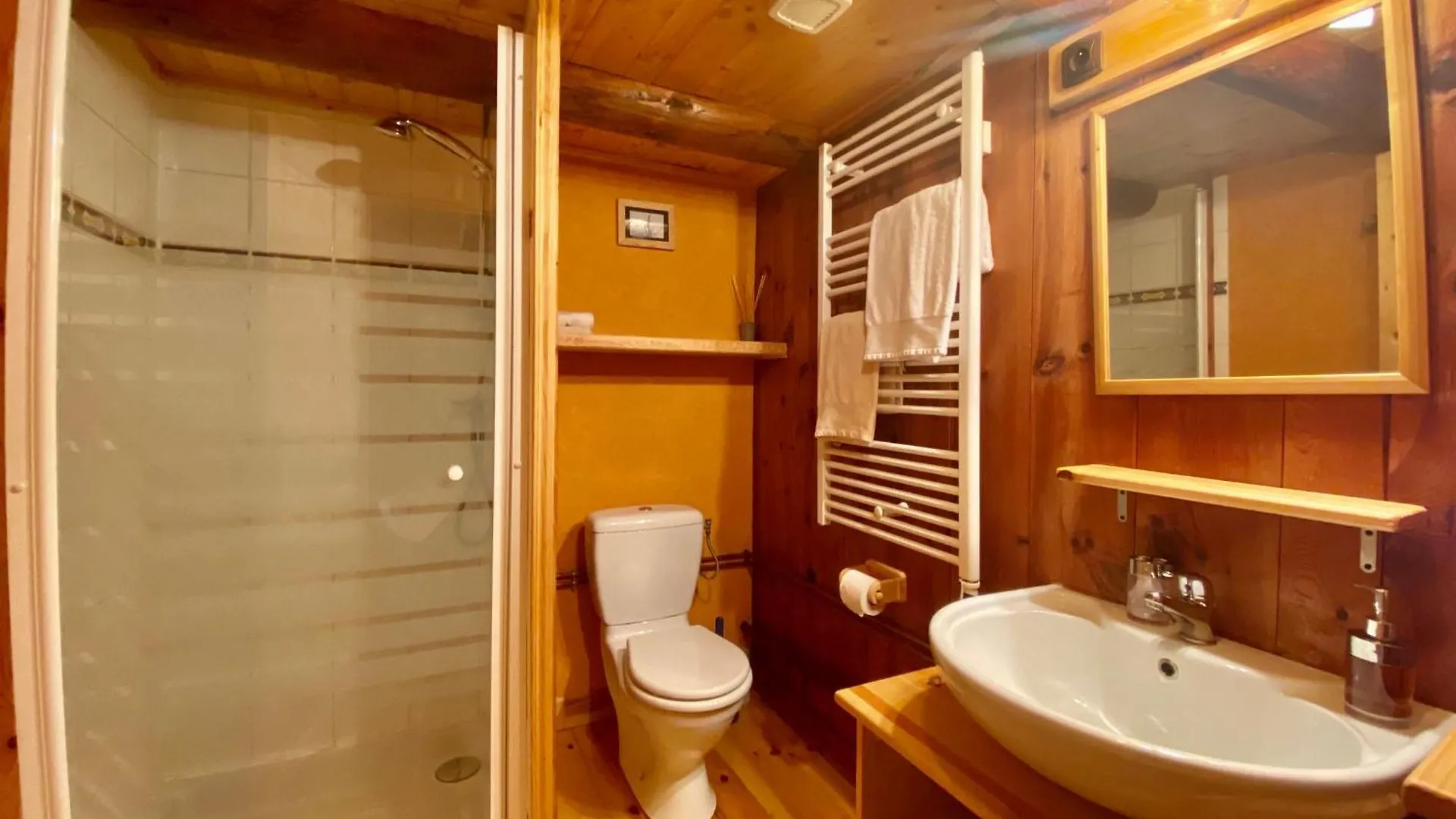 Gite 10 Pers Avec 4 Chambres Et 3 Salles D'Eau, Animaux Admis - Fr-1-582-94 La Besseyre-Saint-Mary Semesterbostad