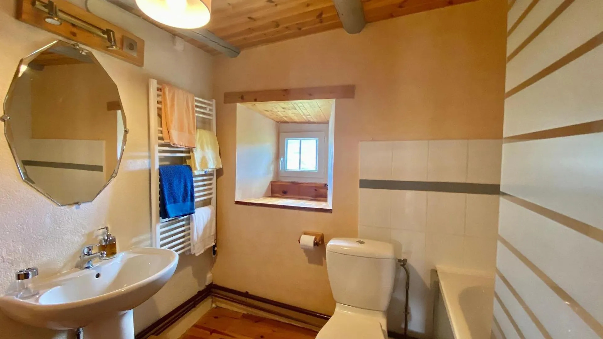 Gite 10 Pers Avec 4 Chambres Et 3 Salles D'Eau, Animaux Admis - Fr-1-582-94 La Besseyre-Saint-Mary 0*,